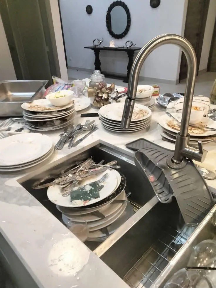 Haleemarh_Gumel's tweet photo. My sister has been married for 5 years. Her husband has always been the provider, but he’s also always been a bit chauvinistic, thinking that a woman's place is taking care of the house and the kids, that cleaning is a woman's duty, etc. He was never rude, at least not in front of me, so the marriage always seemed to work out despite that... ​Until one day, I had a medical emergency and she came to help me.￼