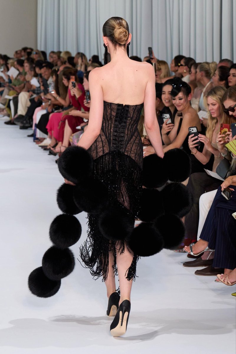 fashionspotterr's tweet photo. Tamara Ralph | Fall 2027 HC https://t.co/4Ldp5oxq9W
