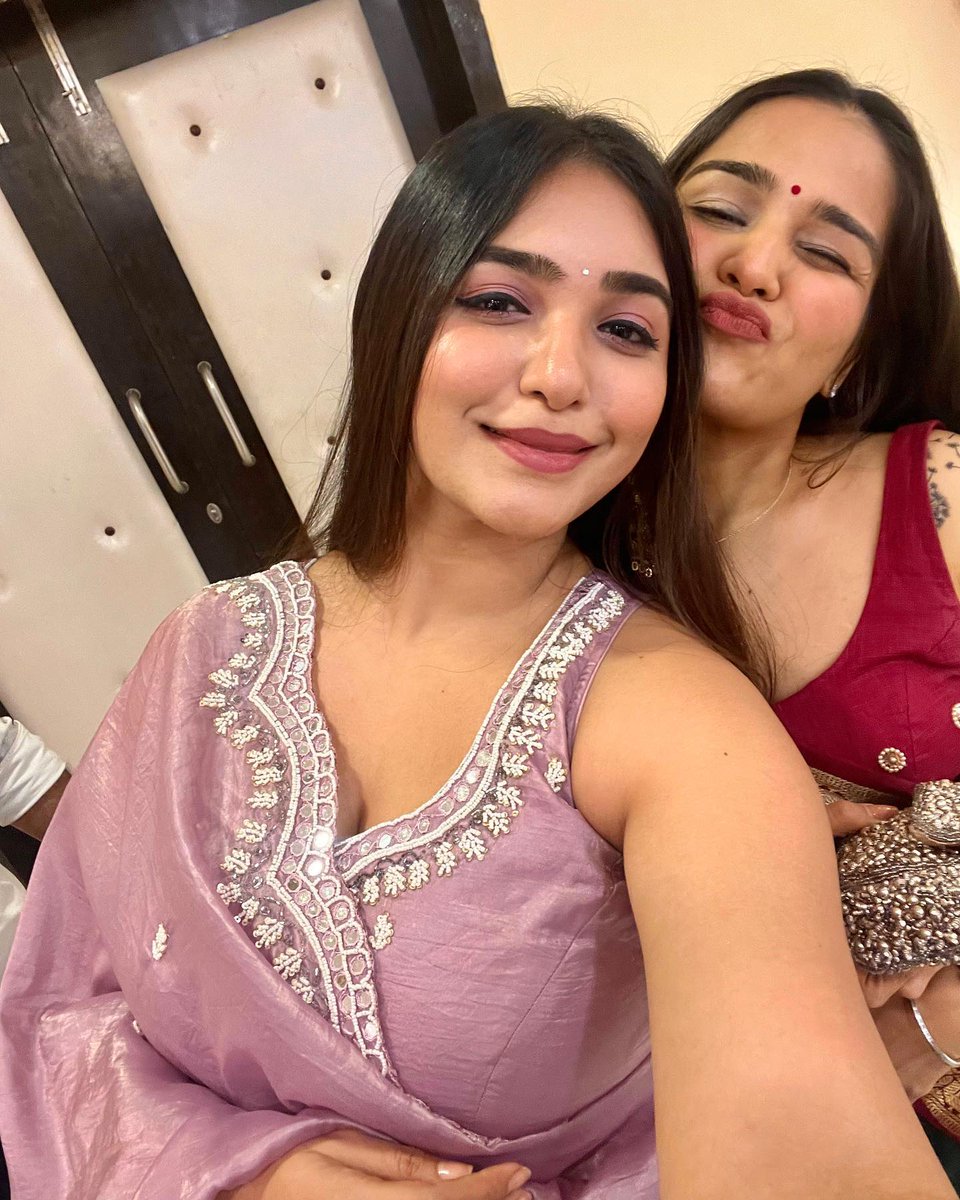 Saanvigupta6882's tweet photo. Happiness looks even more beautiful when shared with your favorite person. 🤍
#EthnicVibes #TraditionalLook #BeautifulMoments #FriendshipGoals #SmileMore #FestiveMood #DesiStyle #PhotoDump #Memories https://t.co/hEDKhoS1F9