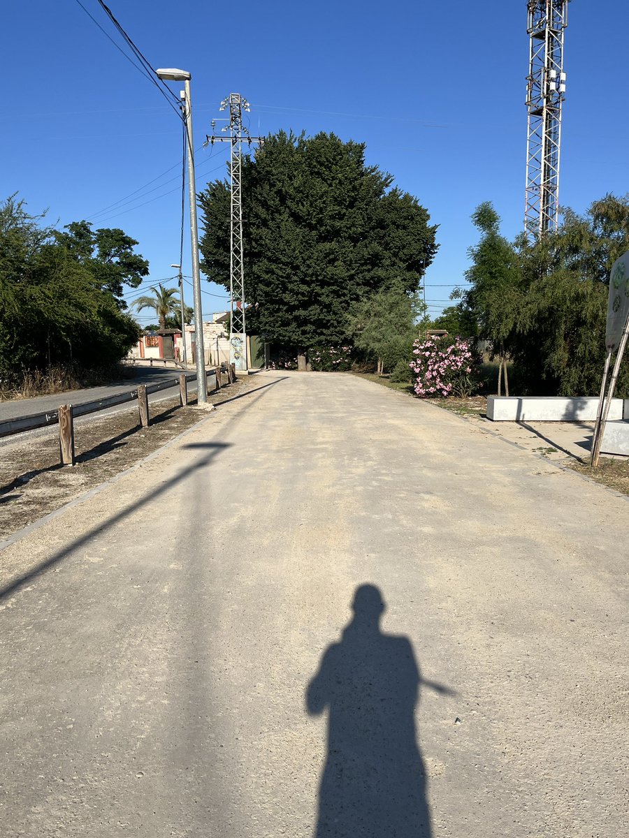 enunlugardelah1's tweet photo. 🍋 Mañana tendremos en #Murcia más de 40°. La red de acequias podrían actuar como refugios climáticos y suavizar las temperaturas aportando sombra y humedad.
Pero por desgracia casi todas las acequias se encuentran como la de la foto de la derecha. https://t.co/Qn5dJ6AXtU