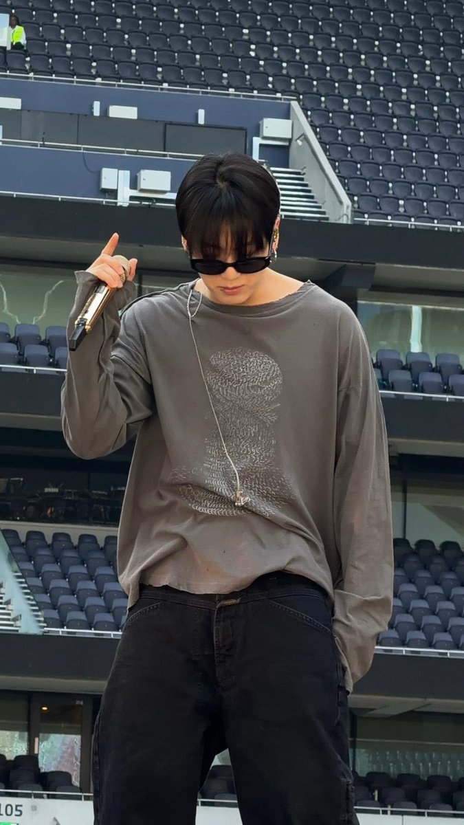 yoonkoopic's tweet photo. whatever is in the air of london https://t.co/nTDV0cUMFj