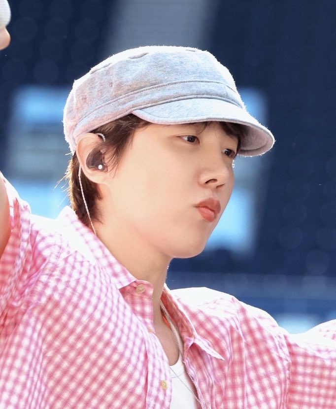 icedhoseok's tweet photo. my barbie doll is wearing pink again 🎀 https://t.co/xlBSqRIsKq