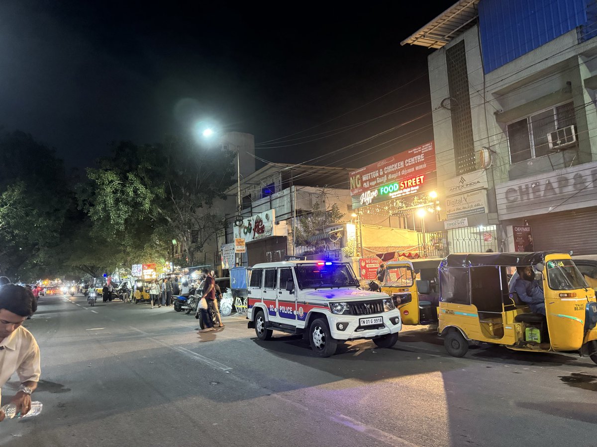 jsadvocate55's tweet photo. @CMOTamilnadu @chennaicorp @ChennaiTraffic @chennaipolice_ @tnpoliceoffl D2 Anna Salai police vehicle is parked at this time now 9:40 pm platform and road encroached is it with the permission of police it is done. Reason for repeated compliant inaction. Need clarification ? https://t.co/tu7g9IuWrb