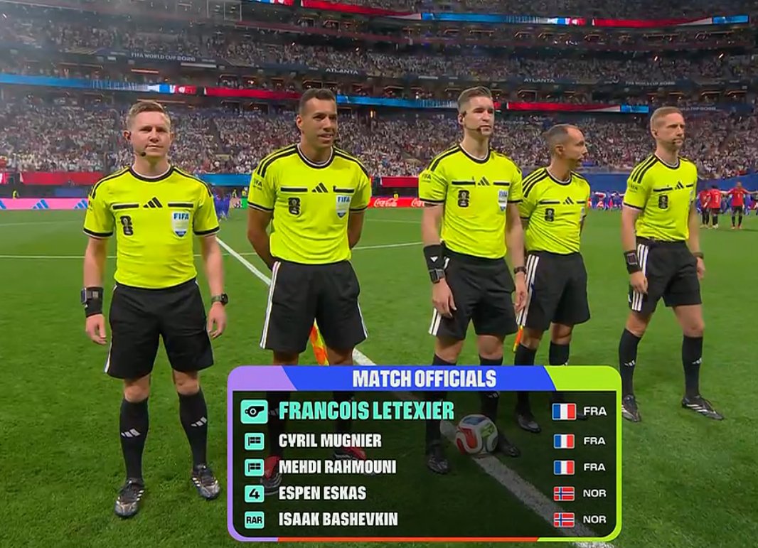 Trumperizar's tweet photo. 3 de los 5 arbitros son franceses🇫🇷

Pero dicen que la FIFA beneficia a Argentina https://t.co/OzOI1jvAZv