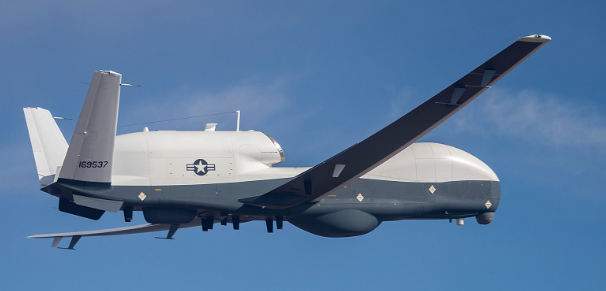 Flightwatcher1's tweet photo. #USNavy MQ-4C Triton
Código de llamada: BLACKCAT5
Matrícula: 169659
Hex: #ae7812
Desde su base en Mayport NS🇺🇸 en lo que parece otra misión de mapeo en la zona del terremoto en Venezuela🇻🇪.
 Opcionalmente podría ser una patrulla convencional frente a la península de la Guajira🇻🇪🇨🇴, lo que sí es seguro es que va a la cuenca del Caribe.
Los de las cámaras con el super zoom, creo que hoy van a poder sacar muchas fotos.📷✈️
#Southcom #Venezuela #Caracas #LaGuaira