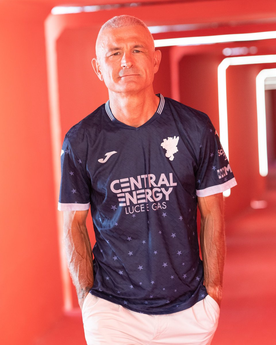ACPerugiaCalcio's tweet photo. Perugino, campione con il Grifo sulla maglia e tatuato sulla pelle, a conferma di un amore eterno.

Per la maglia più iconica della stagione 2026/27, omaggio a un prodotto simbolo della Città del Cioccolato, il Perugia Calcio ha scelto un calciatore simbolo della sua storia: Fabrizio #Ravanelli, stella del firmamento del calcio ✨

#gimchèbulo #thirdkit #Joma