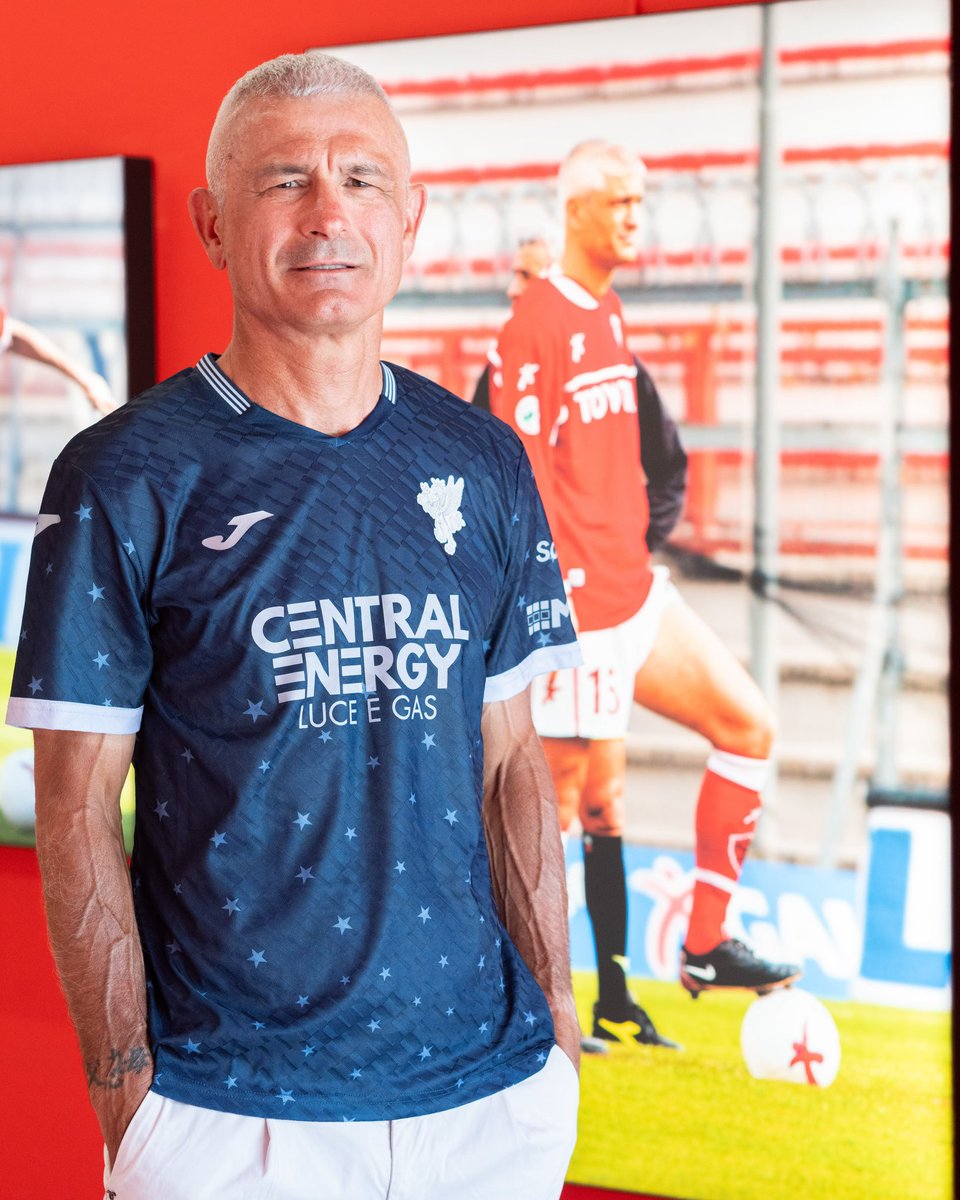 ACPerugiaCalcio's tweet photo. Perugino, campione con il Grifo sulla maglia e tatuato sulla pelle, a conferma di un amore eterno.

Per la maglia più iconica della stagione 2026/27, omaggio a un prodotto simbolo della Città del Cioccolato, il Perugia Calcio ha scelto un calciatore simbolo della sua storia: Fabrizio #Ravanelli, stella del firmamento del calcio ✨

#gimchèbulo #thirdkit #Joma