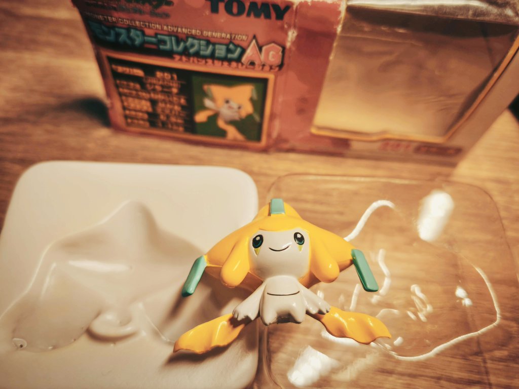 you_min_chan's tweet photo. 2003年の刻印が時を感じる。23年前なのにお顔もちゃんとしてるしジラーチの形の外枠プラスチックも愛おしい。
当時大好きすぎて毎日一緒に寝てたし、それが日課になってて福岡に忘れてわざわざ郵送してもらったのめっちゃ覚えてる。
また子供の時の宝物に出会えたのがほんとに嬉しい…家宝にしよ https://t.co/LCT9qmBkcy