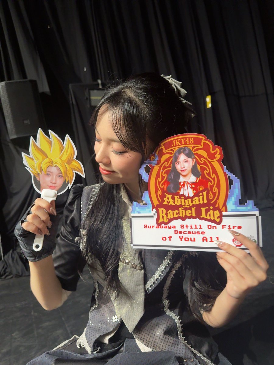 Aralie_JKT48's tweet photo. MALAM OLLL, terima kasih untuk #PassionShow hari ini 🤞🏻 hehhehhe seneng deh day-2 bs bertemu kalian dengan waktu yang panjangggg 🥹🫶🏻 ketemu lagi ga nih besok? selamat istirahat ya luvv, terima kasih untuk kerja kerasnya hari ini! https://t.co/4hDAtdbBlc