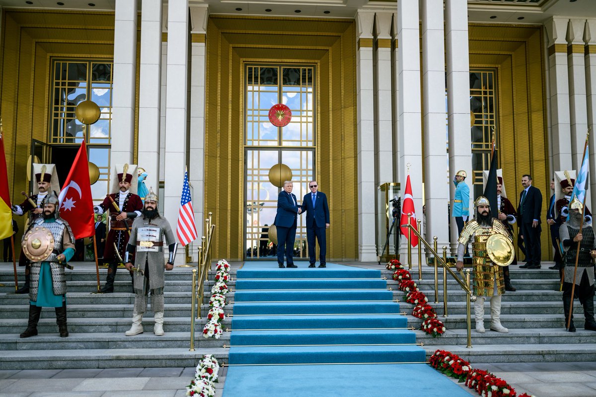 yunuspaksoy's tweet photo. Beyaz Saray, bu fotoğrafları paylaşıp şöyle yazdı:

“Amerika dünya sahnesine geri döndü” https://t.co/h33bRnLV75