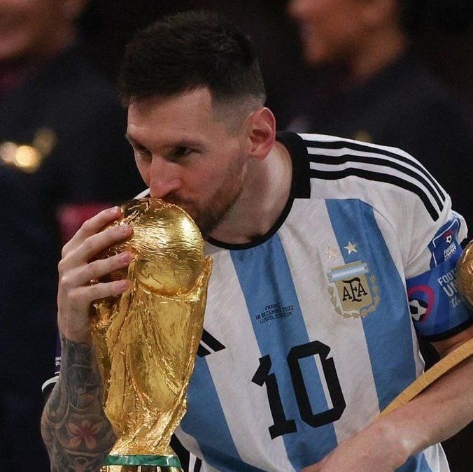 AboodSmren7's tweet photo. مهما صار بالمباراة بضل ميسي عم اللعبة وسيدها وحققها 🐐 https://t.co/Lq9cRjuktv