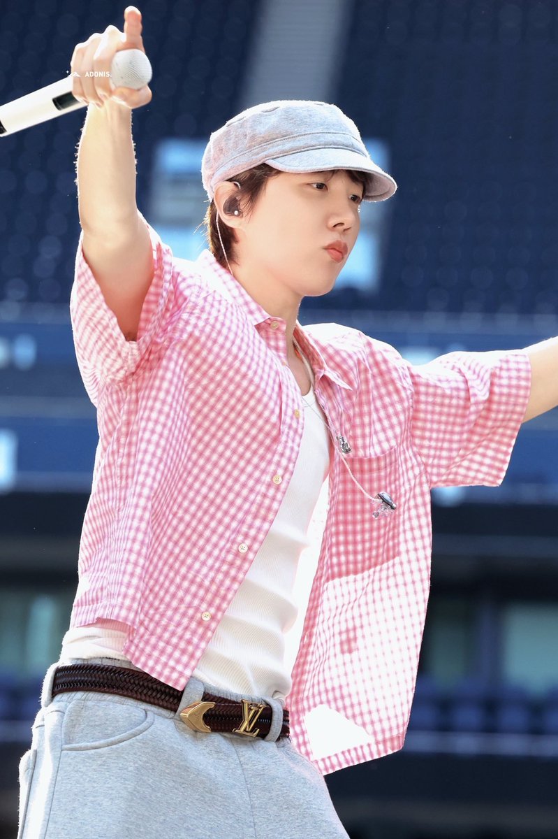 snoobilvr's tweet photo. he is so barbie 💗🌷🎀 https://t.co/2qYfsJ3JxG