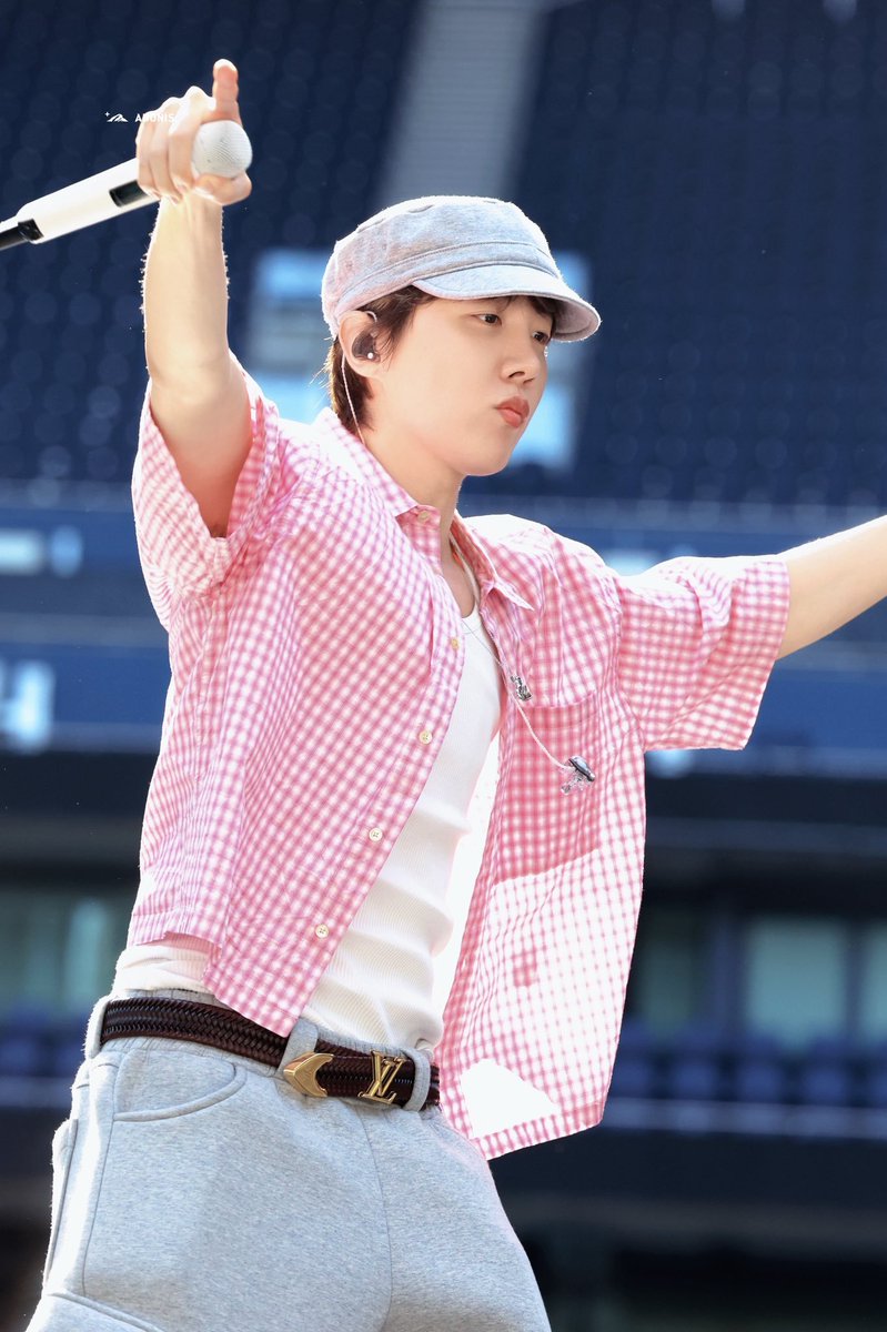 snoobilvr's tweet photo. he is so barbie 💗🌷🎀 https://t.co/2qYfsJ3JxG