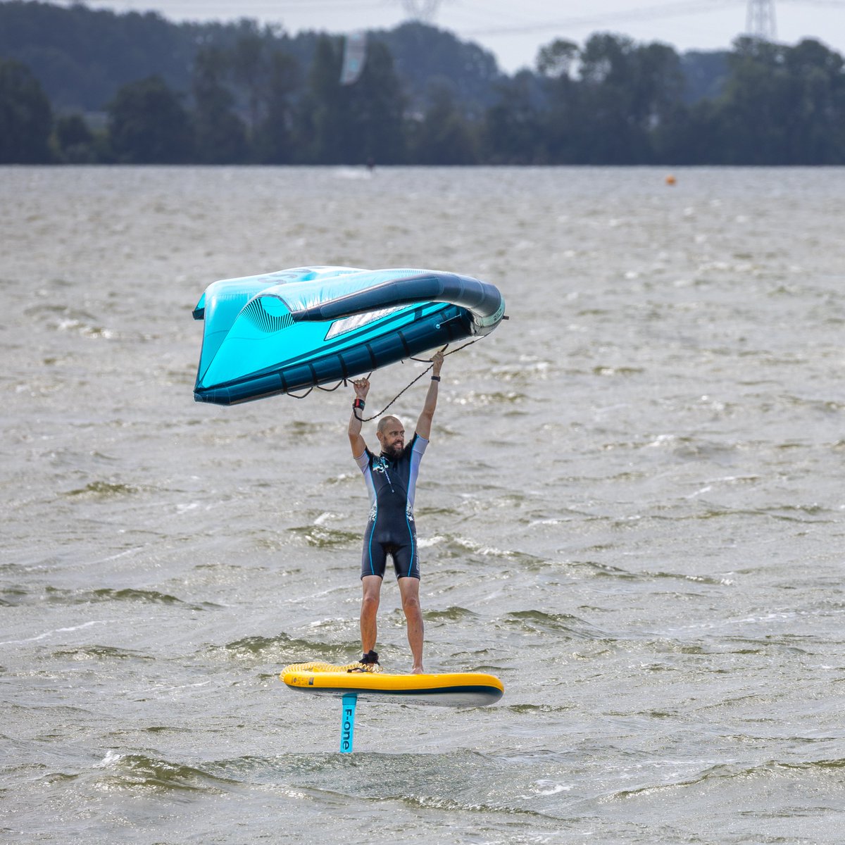 LooijengoedWim's tweet photo. RRD Evolution Wing Y30, een opblaasbare vleugel die wordt gebruikt voor windfoilen.
De vleugel is ontworpen voor free-ride-gebruik variërend van 2,0 m² tot 6,5 m².
Vanmiddag bij #Almere https://t.co/fLNnSJw8hK