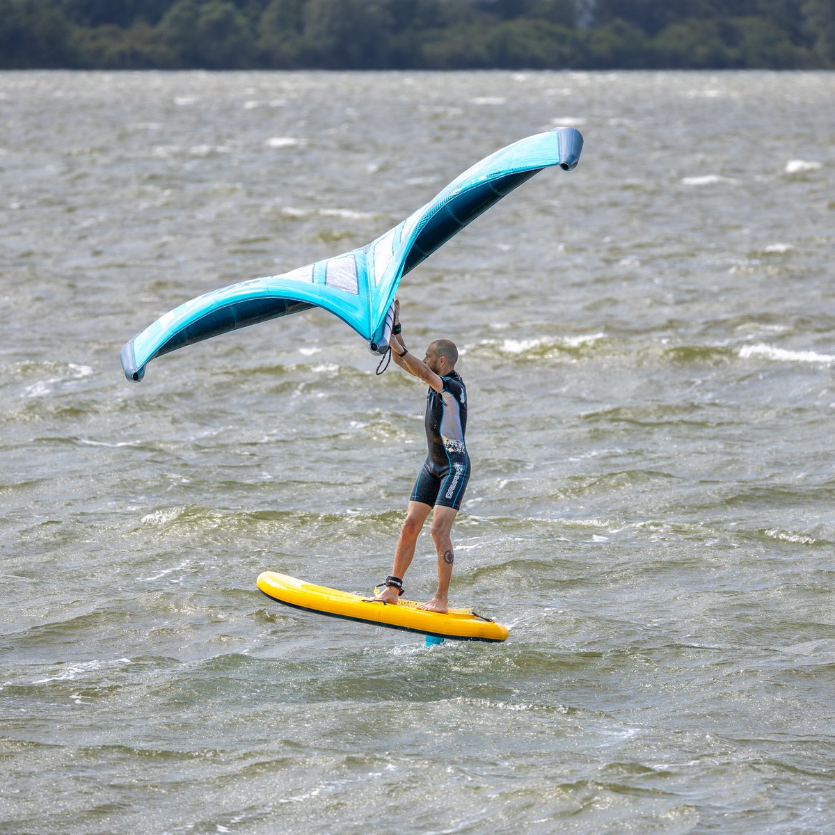 LooijengoedWim's tweet photo. RRD Evolution Wing Y30, een opblaasbare vleugel die wordt gebruikt voor windfoilen.
De vleugel is ontworpen voor free-ride-gebruik variërend van 2,0 m² tot 6,5 m².
Vanmiddag bij #Almere https://t.co/fLNnSJw8hK