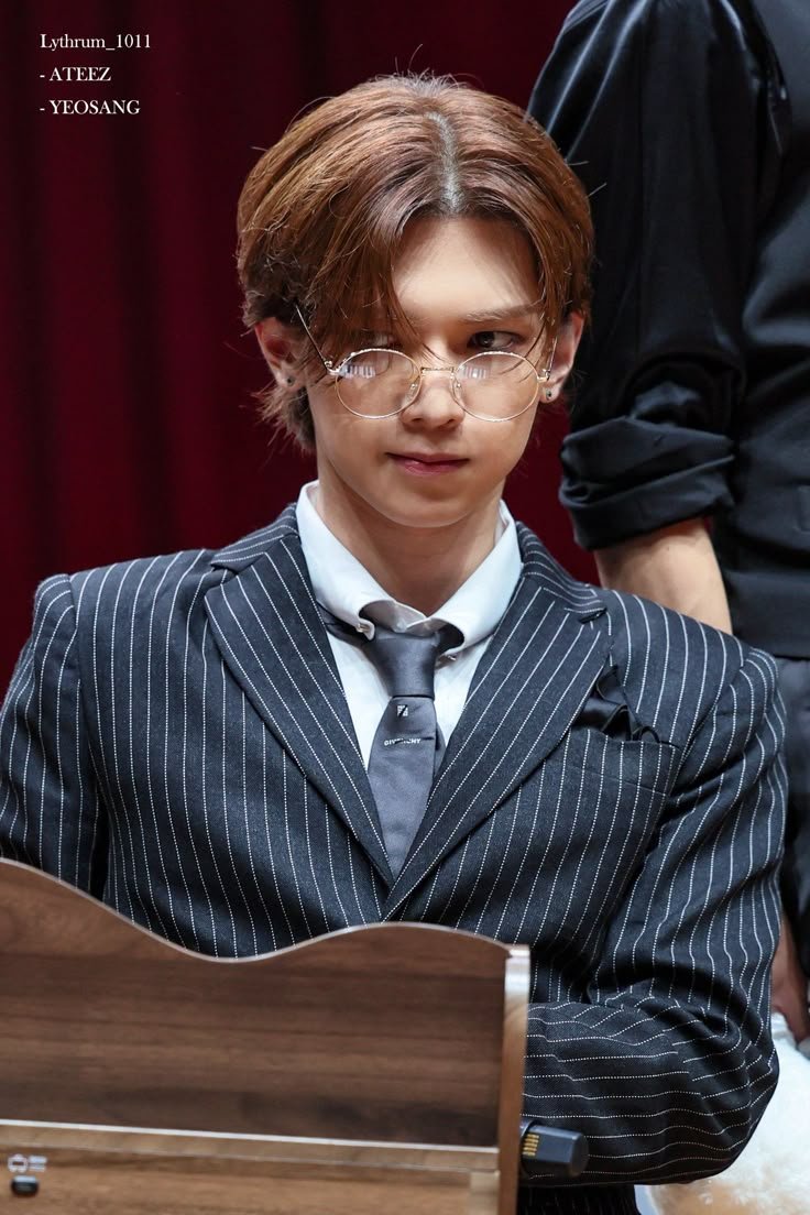 yeoyeobun's tweet photo. as long as i've got my suit and tie https://t.co/p88ggdMHz5