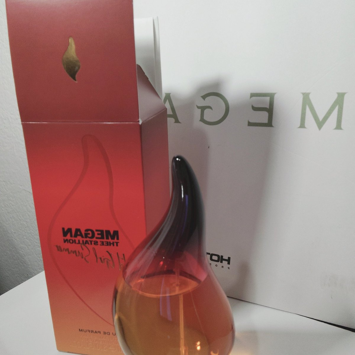 Standing4Megan's tweet photo. Just came in! Megan Thee Stallion's Hot Girl Summer fragrance....OMG this smells soooo good🔥🔥 First it hits like a floral sweet smell, but then after a second or two, that coconut scent just kicks in.. it's a strong smell but not loud and the quality is great. I give it 5 stars⭐⭐⭐⭐⭐😍