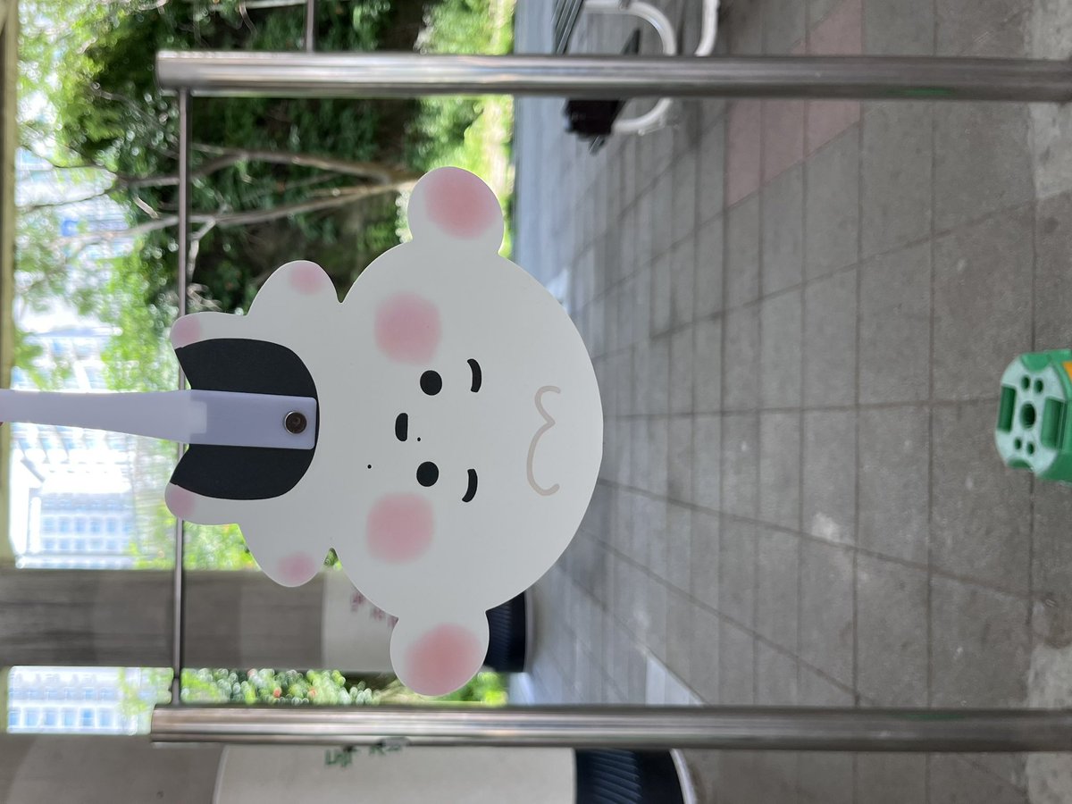 dewmeokbab's tweet photo. 올해도 죠 생일 기념 세이슌 촬영지에 다녀왔어요! 
죠 덕분에 알게 된 장소인데 갈 때마다 특유의 분위기가 너무 좋은 곳이라고 느껴져요🙂 아직 가보지 않은 죠죠들은 꼭 가서 죠가 촬영한 곳 찾는 묘미를 즐겨보시길 ..♥️

📍옥수역 하부풋살장
#HAPPY_JO_DAY
#죠둥이생일축하해요축하밥 https://t.co/VqOhqqb9ZO