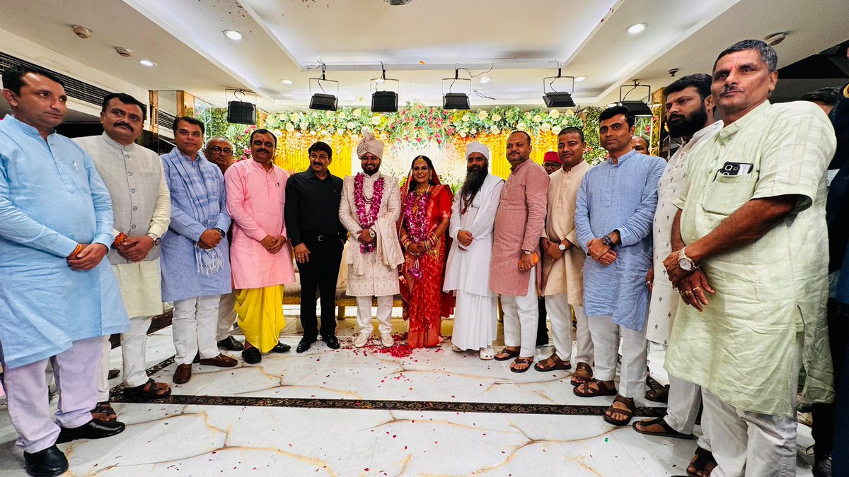 ManojTiwariMP's tweet photo. कल 06 जुलाई पूर्व निगम पार्षद श्रीमती सोना चौधरी जी एवं भाजपा बाहरी दिल्ली पूर्व जिला महामंत्री रंजीत चौधरी जी की सुपुत्री के शुभ विवाह के पावन अवसर पर सम्मिलित होकर नवविवाहित दंपति को हार्दिक बधाई एवं शुभकामनाएँ प्रेषित कीं। https://t.co/CqFM4ZB2lu