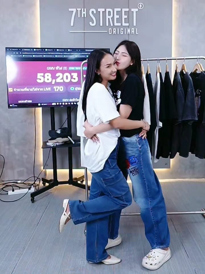 WrrnSiri44347's tweet photo. ขายเสื้อ ❎
ขายหอม ✅

#7THSTREETxOMENING
#ออมนิ้ง #OMENING https://t.co/uYMFYXaP3V