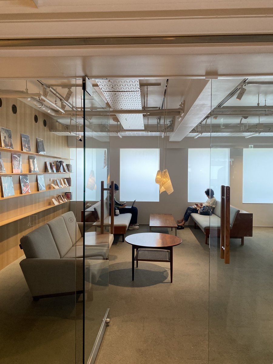 nuna223310's tweet photo. 📍 무라카미 하루키 도서관 

와세다대학 안에 있는 도서관인데 정말 너무 좋았음 안에 재즈 들을 수 있는 공간도 있고 카페도 있음 학교 둘러보면서 도서관도 보는거 너무 추천! https://t.co/85HINA0nTa