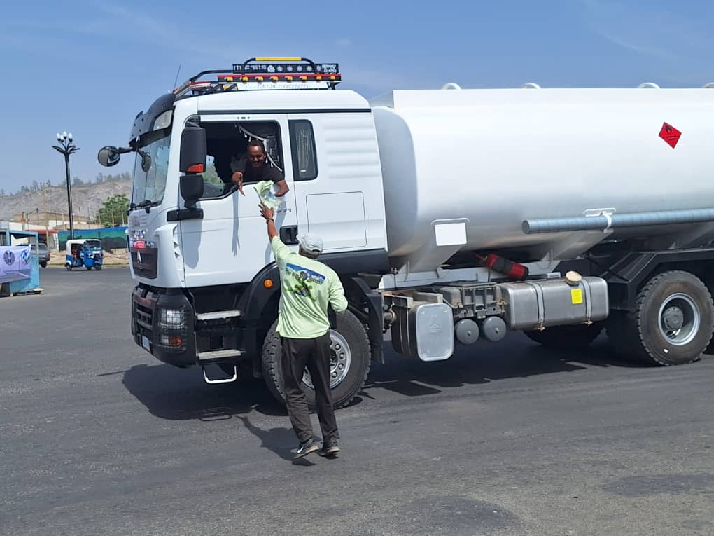 ITFglobalunion's tweet photo. 🚛From Nepal, Uganda, Côte d'Ivoire and Ethiopia to India and beyond, ITF affiliates mark the Safe Rates Week of Action by mobilising workers, engaging governments and employers, raising public awareness and campaigning for safer roads and decent work.

#SafeRatesSaveLives https://t.co/AsoSE2iCea