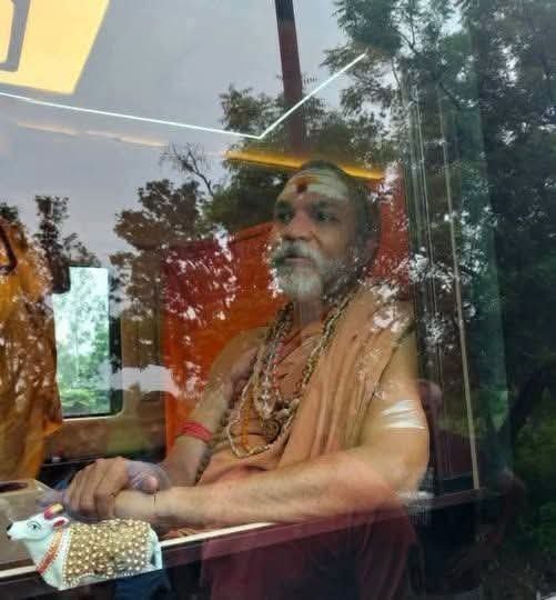 nehraji778's tweet photo. आचार्य अविमुक्तेश्वरानंद और उनकी गाय....
😝😝

पत्रकार ने पूछा कि एक सपा के नेता के पास से 700 किलो गौमांस बरामद हुआ है ....

कालनेमी बोला--इसकी जिम्मेदार योगी सरकार है...😝

पत्रकार -हालिया ईद पर प्रदेश में कहीं भी गौ वध की घटना नहीं घटी इसके पीछे योगी सरकार के सख्त प्रशासन की भूमिका को आप स्वीकारते हैं..? 

कालनेमी - कतई नहीं, ये तो लोगों में आ रही जागरूकता के कारण हुआ है। 

इसी लिए इसे दोगला कहता हूँ.....