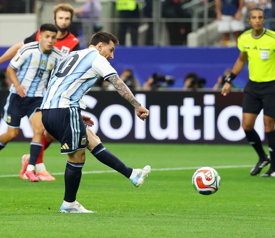 TouchmineX's tweet photo. 🚨📊 𝗦𝗧𝗔𝗧: Leo Messi and Argentina in World Cup since 2022:

Vs Egypt: Penalty 
Vs Cape Verde: ❌
vs Jordan: Penalty 
vs Austria: Penalty
vs Algeria: ❌ 
vs France: Penalty
vs Croatia: Penalty
vs Netherlands: Penalty
vs Australia: ❌
vs Poland: Penalty
vs Mexico: ❌
vs Saudi Arabia: Penalty

8 penalties in 12 matches 🌟🇦🇷