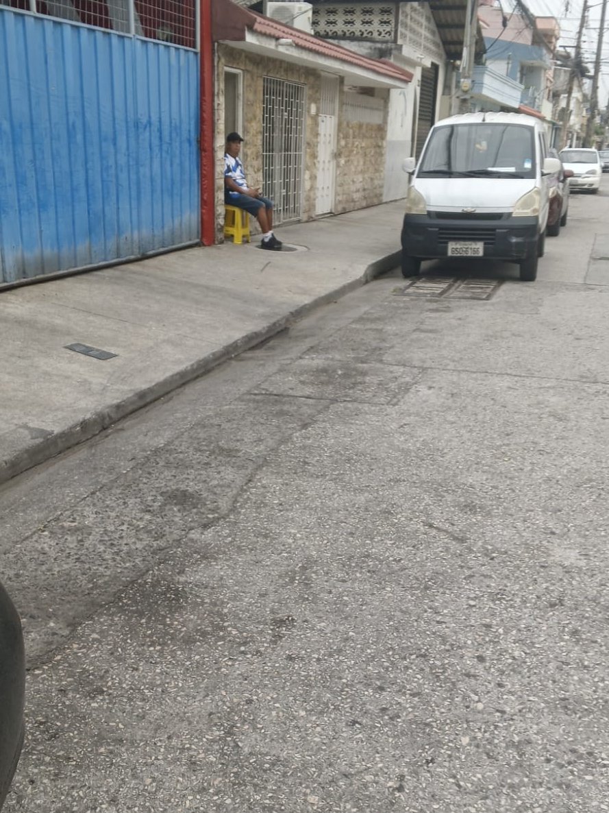 181Responde's tweet photo. ✅ Reporte atendido

Las cámaras de videovigilancia de @segura_ep  detectaron conos de plástico y otros objetos colocados en la vía pública, obstruyendo espacios destinados al libre parqueo de los conductores📹.

Agentes de Control Municipal acudieron al sitio para verificar la novedad y retirar los obstáculos, liberando los espacios de estacionamiento y contribuyendo al uso adecuado del espacio público.

📲 Si detectas novedades que afecten la movilidad o el orden en la ciudad, repórtalas a la Línea 181.

#AsiSeHaceGuayaquil
#CiudadDeTodos
