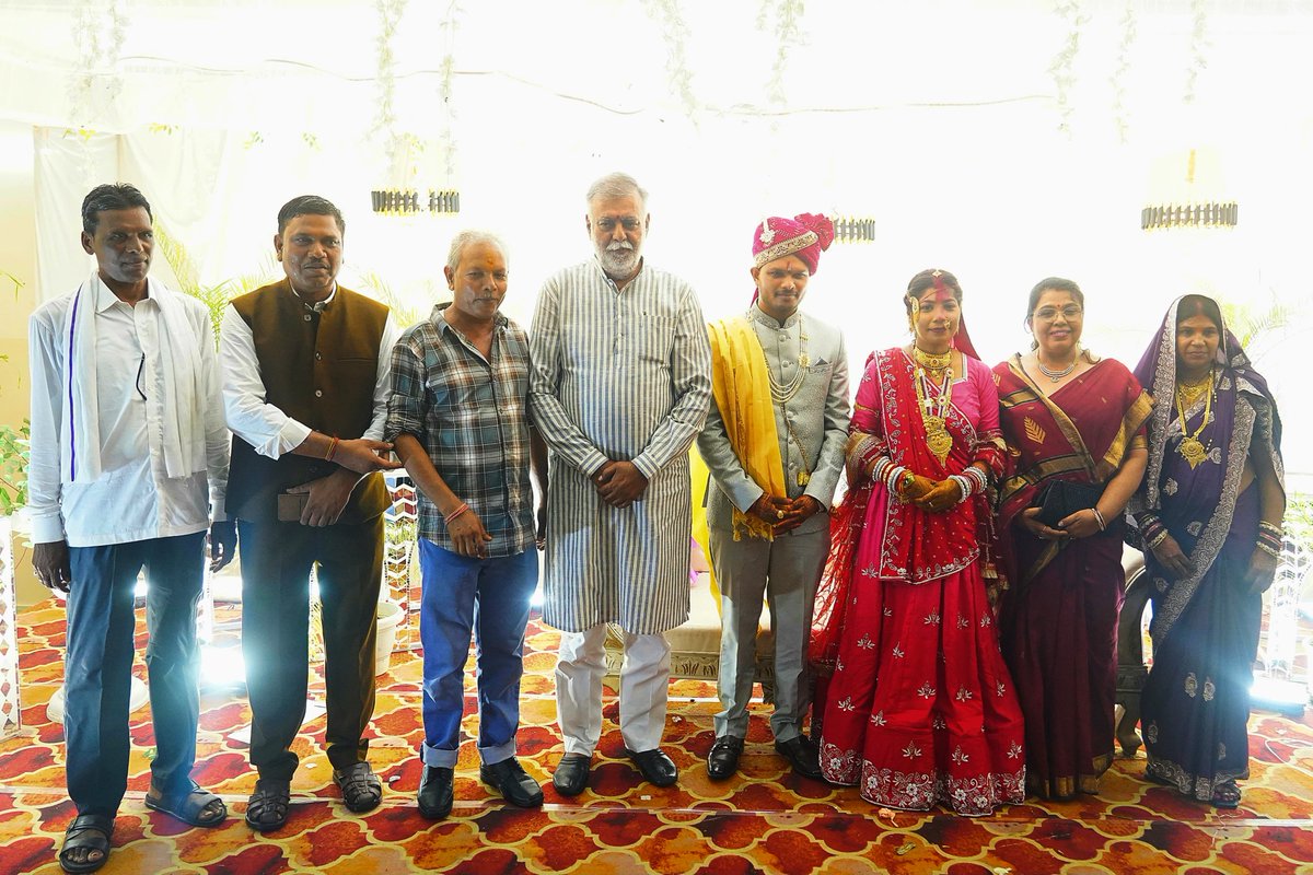 prahladspatel's tweet photo. आज विदिशा में श्रीमती किरन एवं श्री राजेन्द्र सिंह पटेल जी के यहाँ आयोजित विवाह समारोह में सम्मिलित होकर वर-वधू को शुभाशीष प्रदान किया।

नवविवाहित जोड़े को परिणय सूत्र में बंधने पर हार्दिक बधाई एवं सुखद दाम्पत्य जीवन की अनंत मंगलकामनाएँ। ईश्वर उन्हें सुख एवं समृद्धि प्रदान करें।

@patel_pushplata @phalitspatel 
@sandeepsdonger