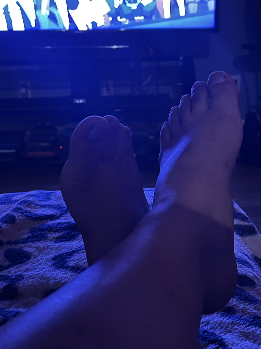 Curlygoddess02's tweet photo. Who's turn is it to spoil me while I lay back and send you some cute feet pics ;) 
#feetcontent #baretoes #barefeet #feetlovers #paypigswelcome #findomusa https://t.co/pkOLxNW5hX