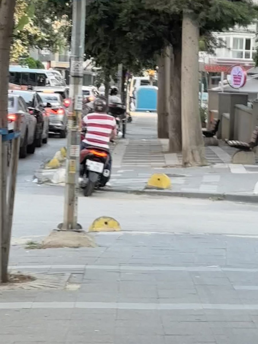 yawx's tweet photo. @TrafikEgm burası 19 Mayıs Mah. Gürsoylu Sok. kaldırımdan arkadan gelen motosikletliler aşırı hız yaparak yayayı takmadan süratle geçiyorlar, emniyette değiliz artık bir çözüm üretilmesini rica ediyorum! https://t.co/IHI3K2rFiu