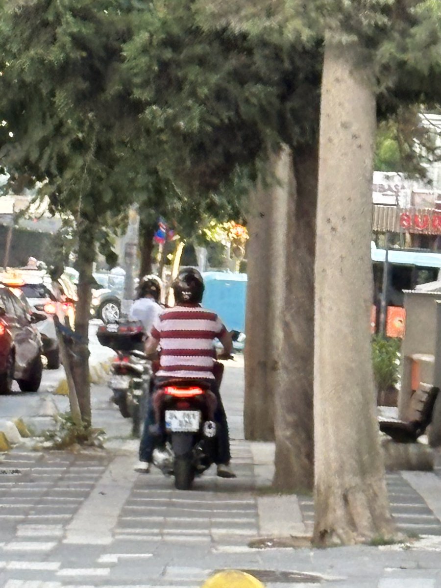 yawx's tweet photo. @TrafikEgm burası 19 Mayıs Mah. Gürsoylu Sok. kaldırımdan arkadan gelen motosikletliler aşırı hız yaparak yayayı takmadan süratle geçiyorlar, emniyette değiliz artık bir çözüm üretilmesini rica ediyorum! https://t.co/IHI3K2rFiu
