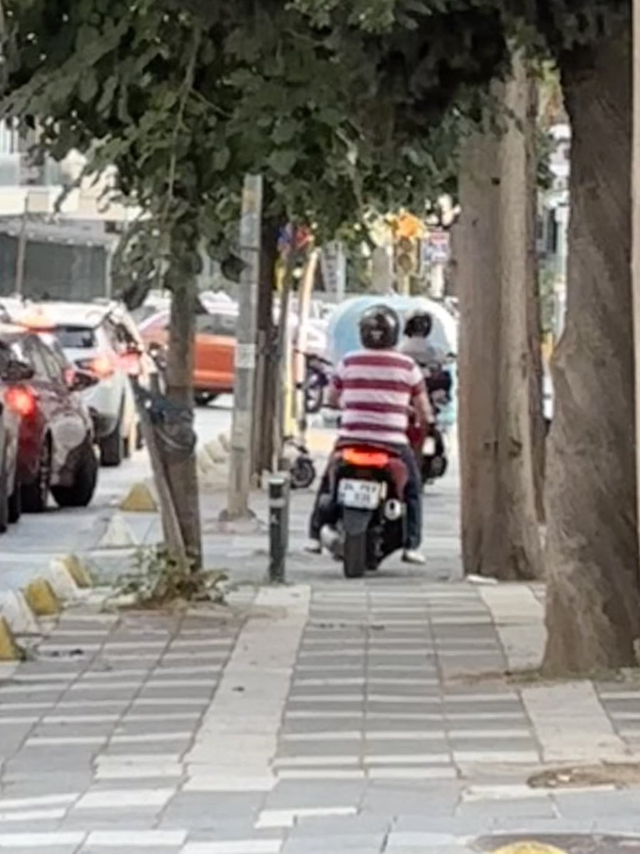 yawx's tweet photo. @TrafikEgm burası 19 Mayıs Mah. Gürsoylu Sok. kaldırımdan arkadan gelen motosikletliler aşırı hız yaparak yayayı takmadan süratle geçiyorlar, emniyette değiliz artık bir çözüm üretilmesini rica ediyorum! https://t.co/IHI3K2rFiu
