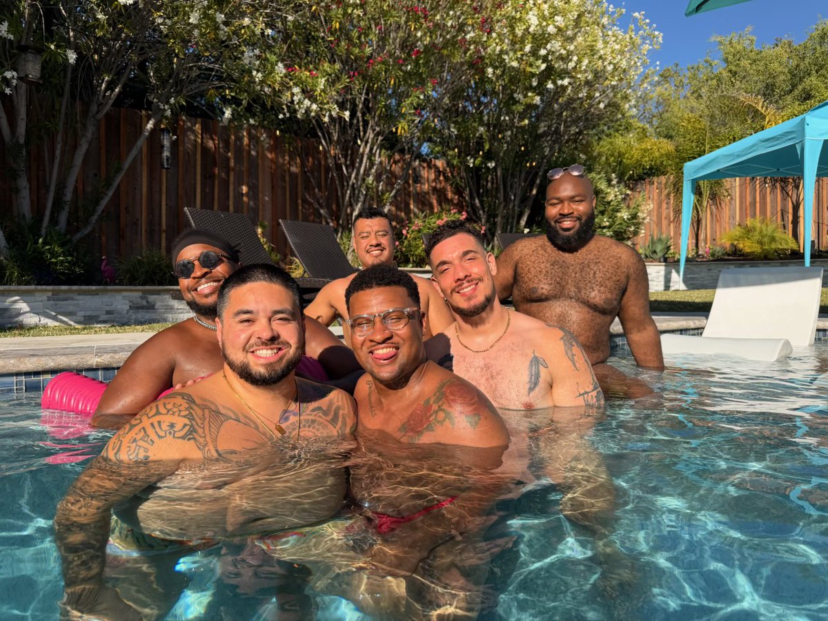BidiBidiBangMe's tweet photo. Posting my joyous gay group of friends 

Before yall start, we are all neurodivergent, one is bisexual, biracial, we fat, immigrants, non Israel supporting, body positive, progressive and nice. 

What else yall got to say lol https://t.co/AOTlu2V6md