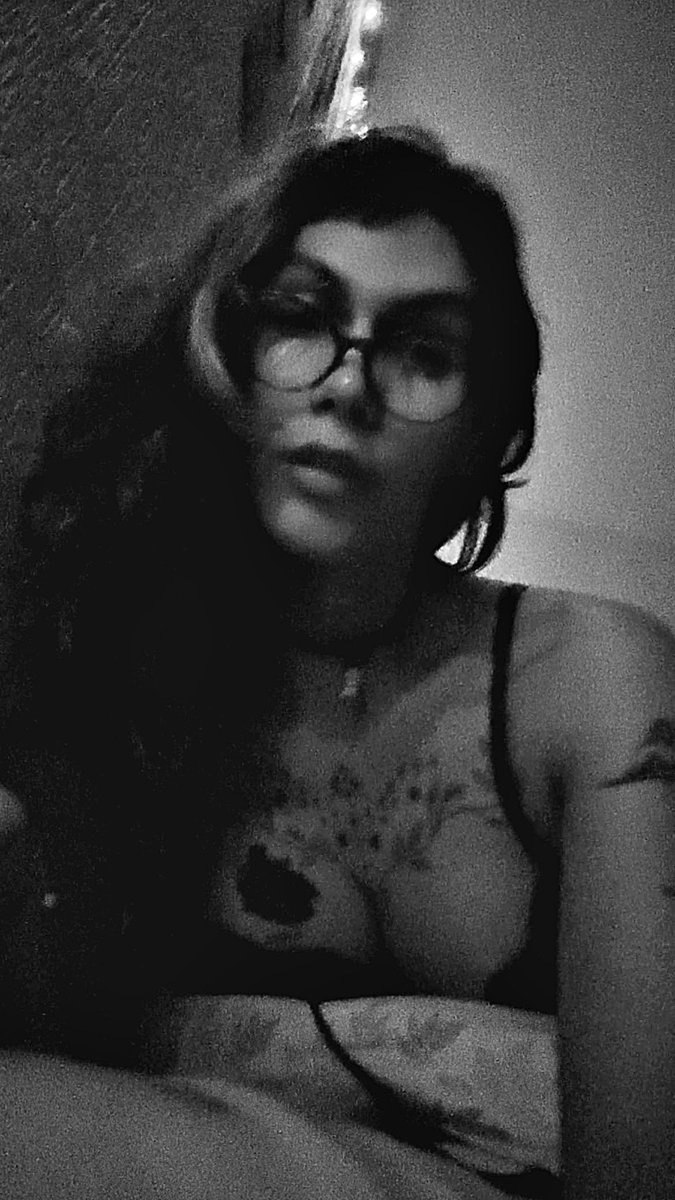 theneongoddess's tweet photo. Looking good in black and white 😋 https://t.co/2Q1qVgfDHm