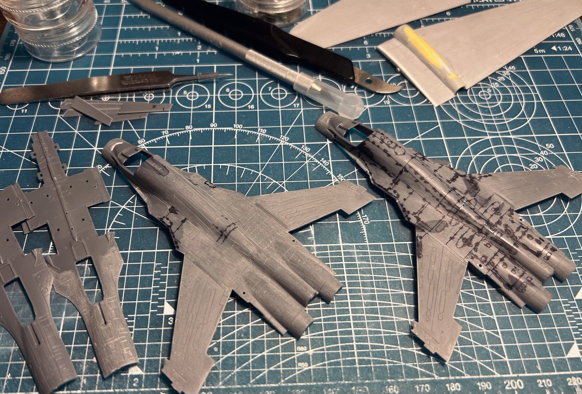 Seastar144's tweet photo. 1/144 Su-34
さて。Warhead studioのフルバックです。
まずは全体的な筋彫りが気持ち太いかなーと…(イメージとしてはピットロードのドラケンくらい)なのでサンディングしてシャープにしていきます。こちらは昨年末に途中まで実施してるのでもう1機同じ作業を実施していきます。 https://t.co/PJw5SqsEfe