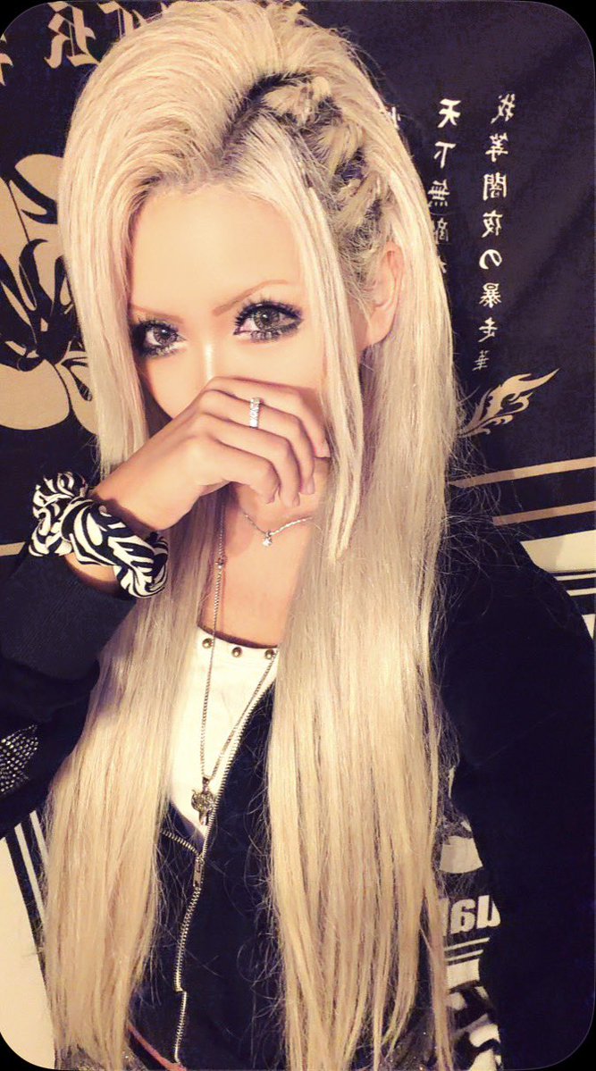 rebra___chan's tweet photo. まじでポスカを使わないメイクってこんなに目がかるいんだーと実感した、つけまもまさかの2枚！！！2枚なんていつぶりですかーーー、やっぱ系統問わず強め！！がすきだ https://t.co/OvbLkzdBty