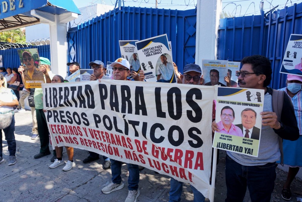 DiarioCoLatino's tweet photo. Esta mañana se realiza una concentración pacífica para pedir la liberación de los veteranos de la Alianza Nacional El Salvador en Paz, quienes permanecen en prisión desde hace dos años sin enfrentar juicio. La concentración, donde también se exige la libertad de presos políticos como Ruth López y Enrique Anaya, se desarrolla frente al Centro Judicial "Isidro Menendez", ubicado sobre el bulevar Tutunichapa, en San Salvador.