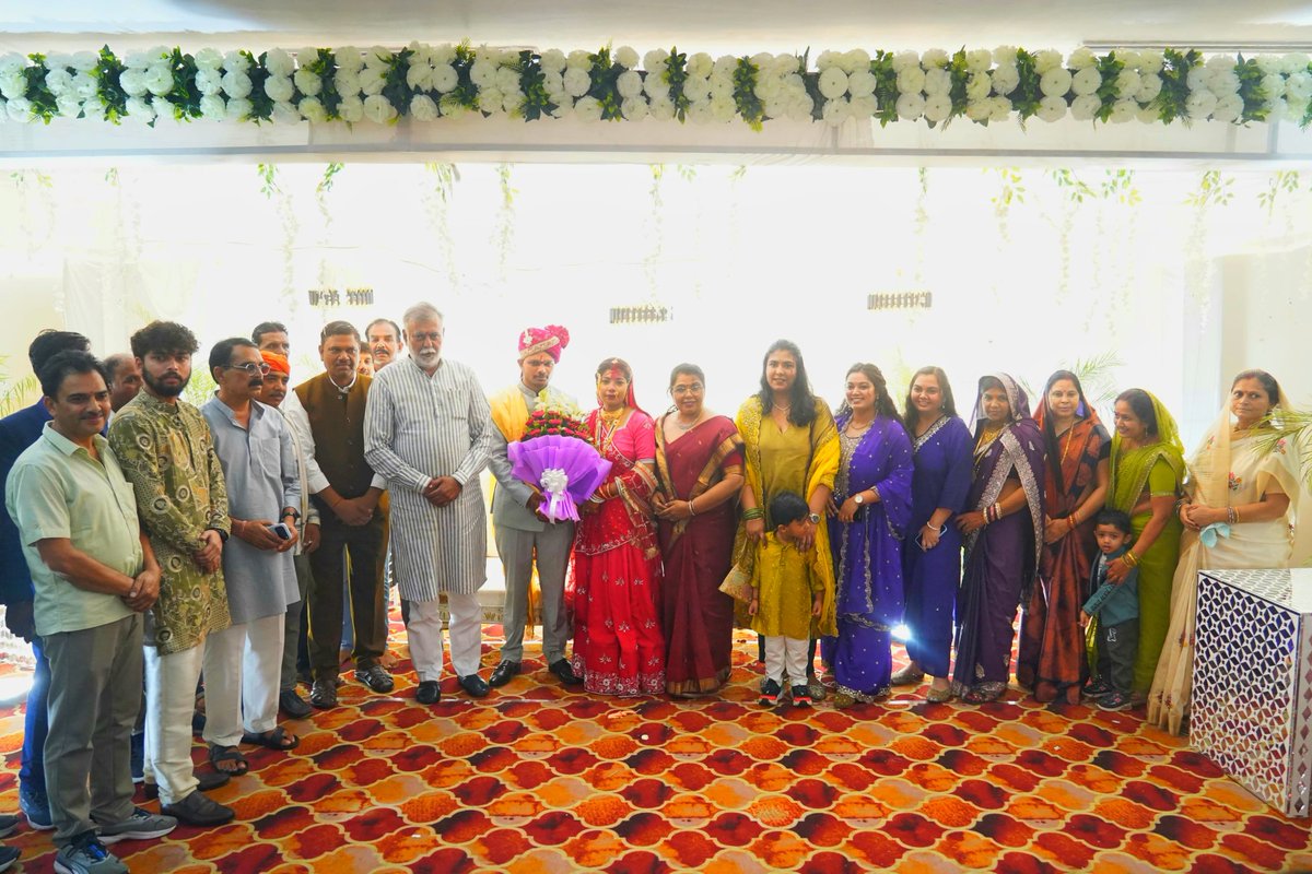 prahladspatel's tweet photo. आज विदिशा में श्रीमती किरन एवं श्री राजेन्द्र सिंह पटेल जी के यहाँ आयोजित विवाह समारोह में सम्मिलित होकर वर-वधू को शुभाशीष प्रदान किया।

नवविवाहित जोड़े को परिणय सूत्र में बंधने पर हार्दिक बधाई एवं सुखद दाम्पत्य जीवन की अनंत मंगलकामनाएँ। ईश्वर उन्हें सुख एवं समृद्धि प्रदान करें।

@patel_pushplata @phalitspatel 
@sandeepsdonger
