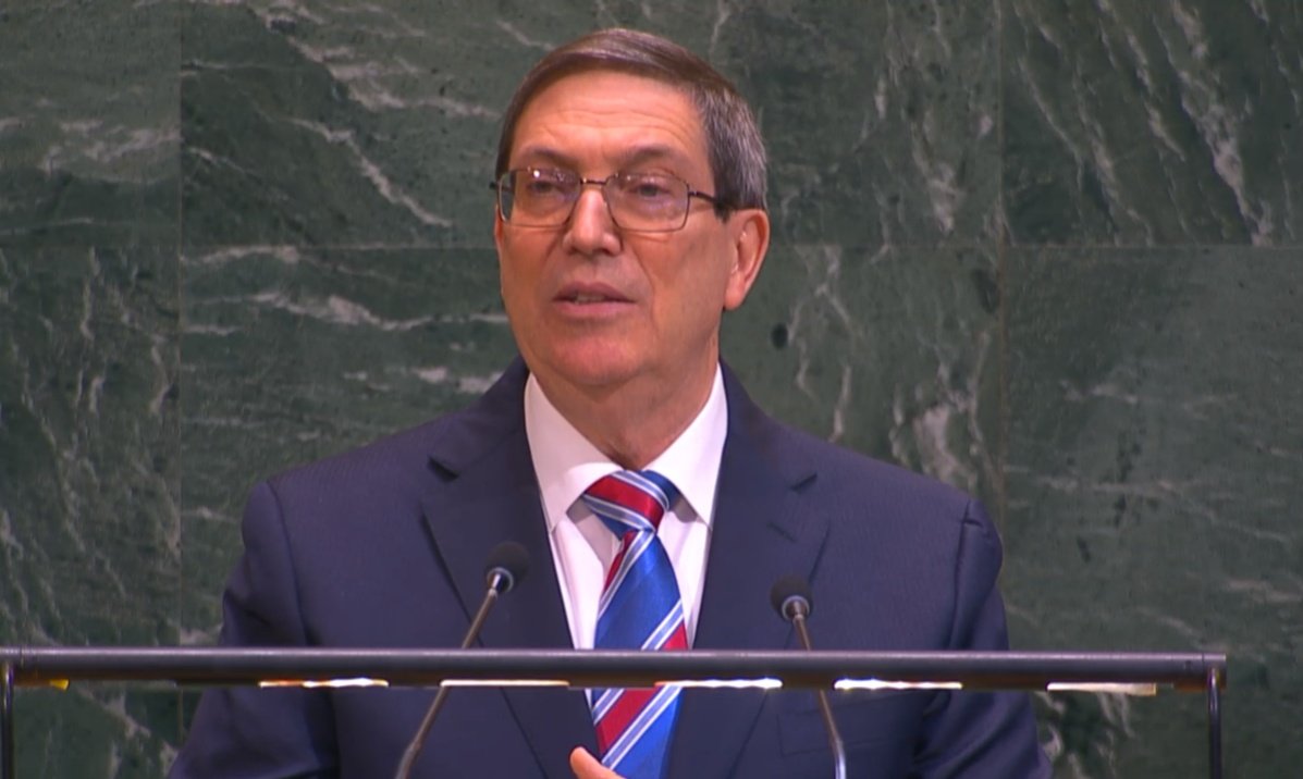 BrunoRguezP's tweet photo. Las familias cubanas, en especial los niños y jóvenes, las madres; sienten el sufrimiento de prolongados e insoportables apagones. Muchas veces, cuando falta la electricidad, falta también el agua. Saben de la angustia de la falta de un medicamento para un enfermo. Agobia la carencia de alimentos o los altos precios de artículos de primera necesidad.

La tasa de mortalidad infantil de 4,0 por mil nacidos vivos se ha incrementado a 9,9. Esto significa la muerte evitable en otras condiciones y con equipos, dispositivos y tratamientos idóneos de 1780 recién nacidos. 

El número de personas que mueren por cáncer en el país ha aumentado significativamente. En el caso de los niños y jóvenes, la supervivencia cayó de un 85% a un 65%. La tendencia coincide con los momentos más duros del cerco estadounidense.

El bloqueo asfixia y mata de manera silenciosa. Atender este crimen despiadado es también una responsabilidad de las Naciones Unidas.

#CubaNoEsUnaAmenaza, el bloqueo sí.
