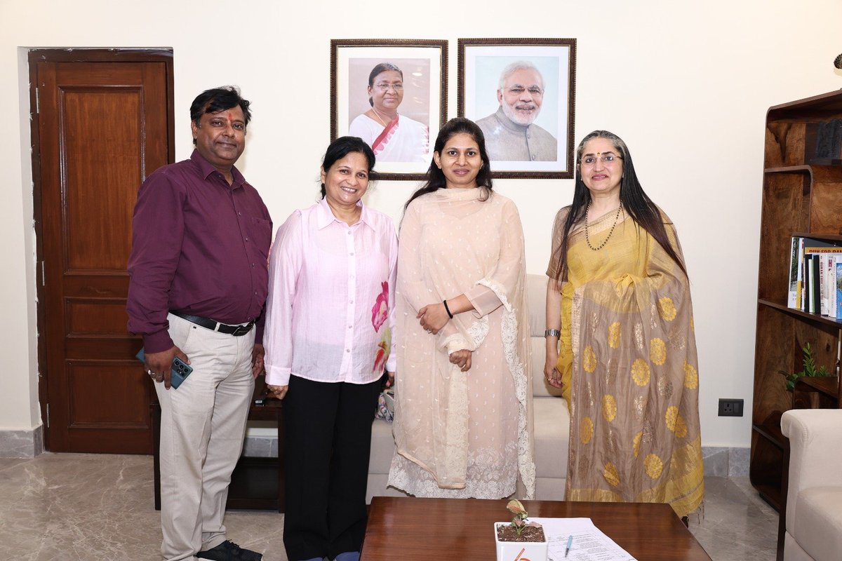 AsnSenior's tweet photo. ASN Senior Secondary School was honoured to meet Hon'ble Minister of State for Youth Affairs &amp; Sports of India, Smt. Raksha Khadse. Led by Principal Ms. Swarnima Luthra, our teachers and national-level athletes were appreciated for their dedication and sporting excellence. https://t.co/EDFr0lpEnl