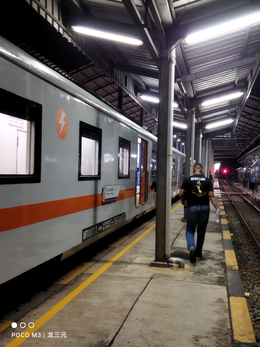 HinoBalap's tweet photo. Spill foto random kalian ketika berada di stasiun manapun https://t.co/yOWu1coxws