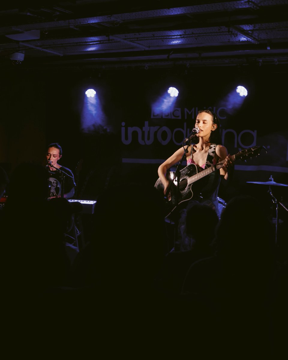 emirecords's tweet photo. Dolder played a very special show in London for @bbcintroducing 🤍 ‘This Is How You See Me Now’ is out now https://t.co/gTG8YaOlAo