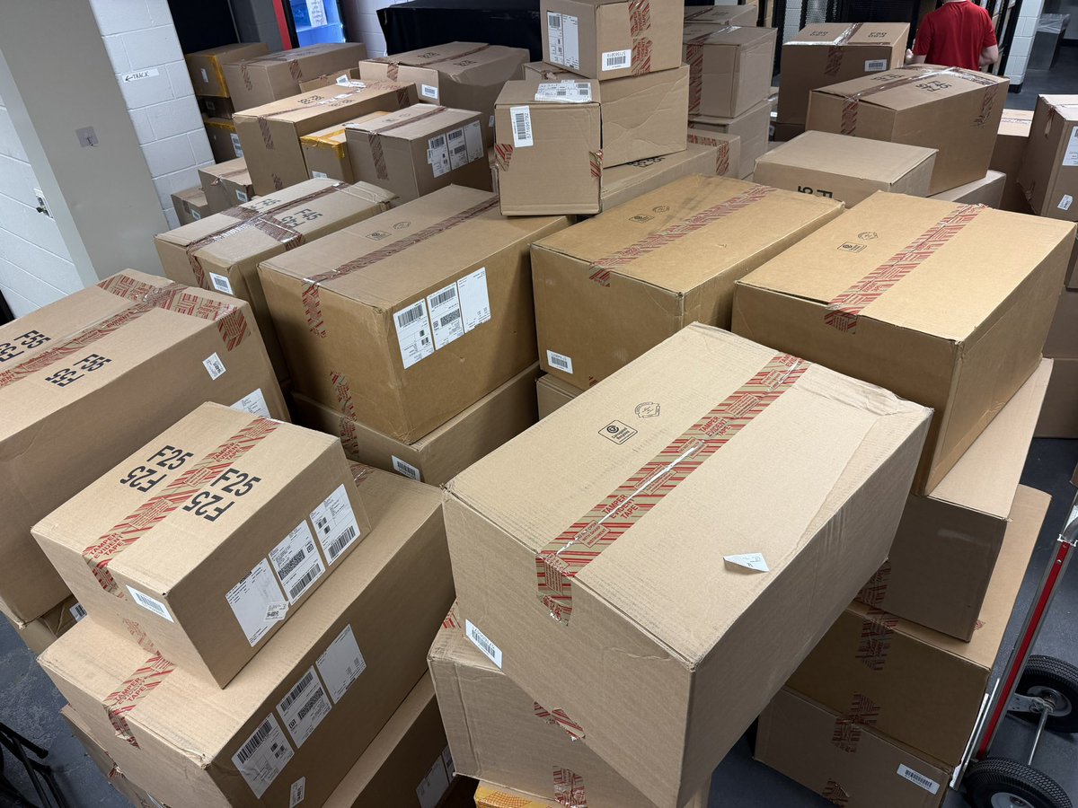 cajunsEQ's tweet photo. 412 boxes later #GeauxCajuns 🌶️🤟 https://t.co/bsM2ziaCWN