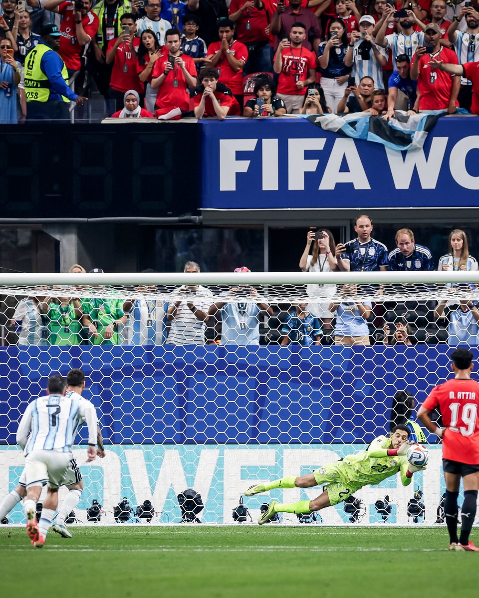 brfootball's tweet photo. Leo Messi misses his second penalty of this World Cup with Argentina down 1-0 to Egypt 🫠 https://t.co/OWKvLXpho9