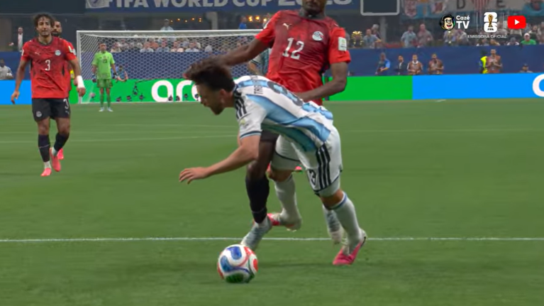 liberta___depre's tweet photo. Inacreditável os critérios adotados pela arbitragem nessa Copa do Mundo em jogos da Argentina. Isso nunca foi pênalti.

📷CazeTV https://t.co/ObE6FKfd4T