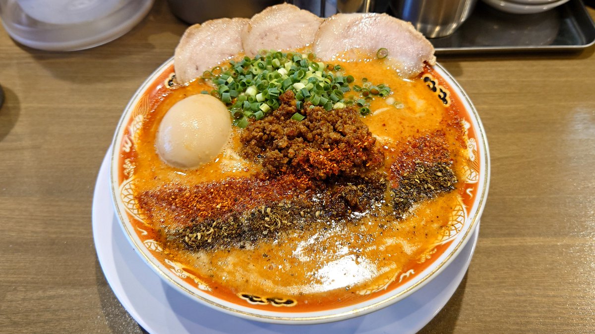 syunchi5's tweet photo. 神奈川県は相模原は淵野辺にあります「二代目南州ラーメンInherit by中村麺三郎商店」さんに行ってきました。久しぶり。今回は煮豚担担麵に。ようやくここの煮豚を食べられました(笑)美味しかった～。担担麺は山椒と唐辛子が効いたシビカラで細麺に絡むとろみのついたスープがうまし(*'▽')
煮豚もヤワトロで申し分なし！これはご飯ほしかったなぁと(*´ω｀*)
