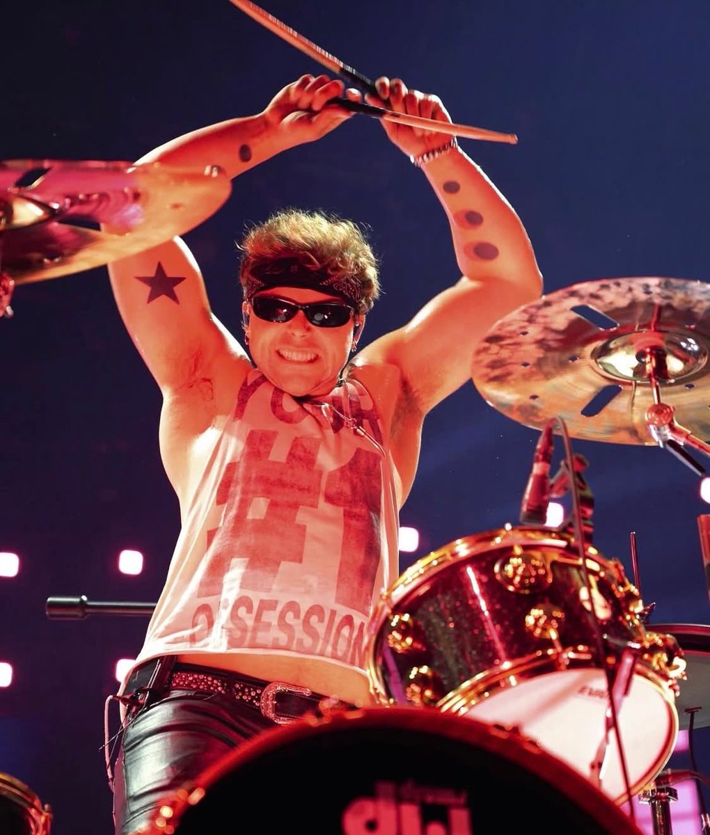 THE5SOSHQ's tweet photo. Happy Birthday to our favorite drummer and California cowboy, @Ashton5SOS ! ❤️🌹
 
Sending love today and every day!! 🎂 https://t.co/15N774RFUZ