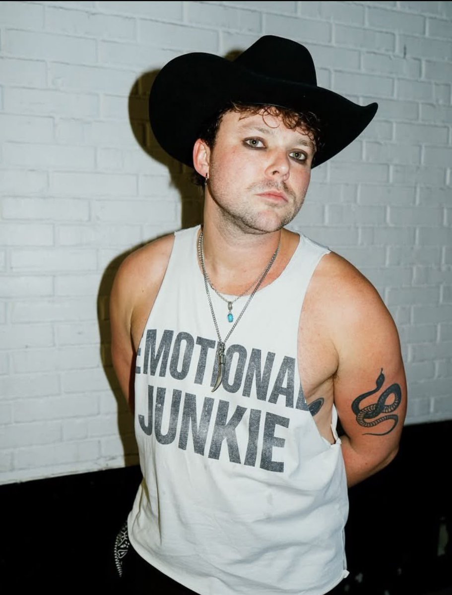 THE5SOSHQ's tweet photo. Happy Birthday to our favorite drummer and California cowboy, @Ashton5SOS ! ❤️🌹
 
Sending love today and every day!! 🎂 https://t.co/15N774RFUZ